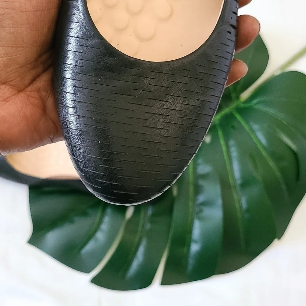 The walkingcradles Blaire black accordion flats